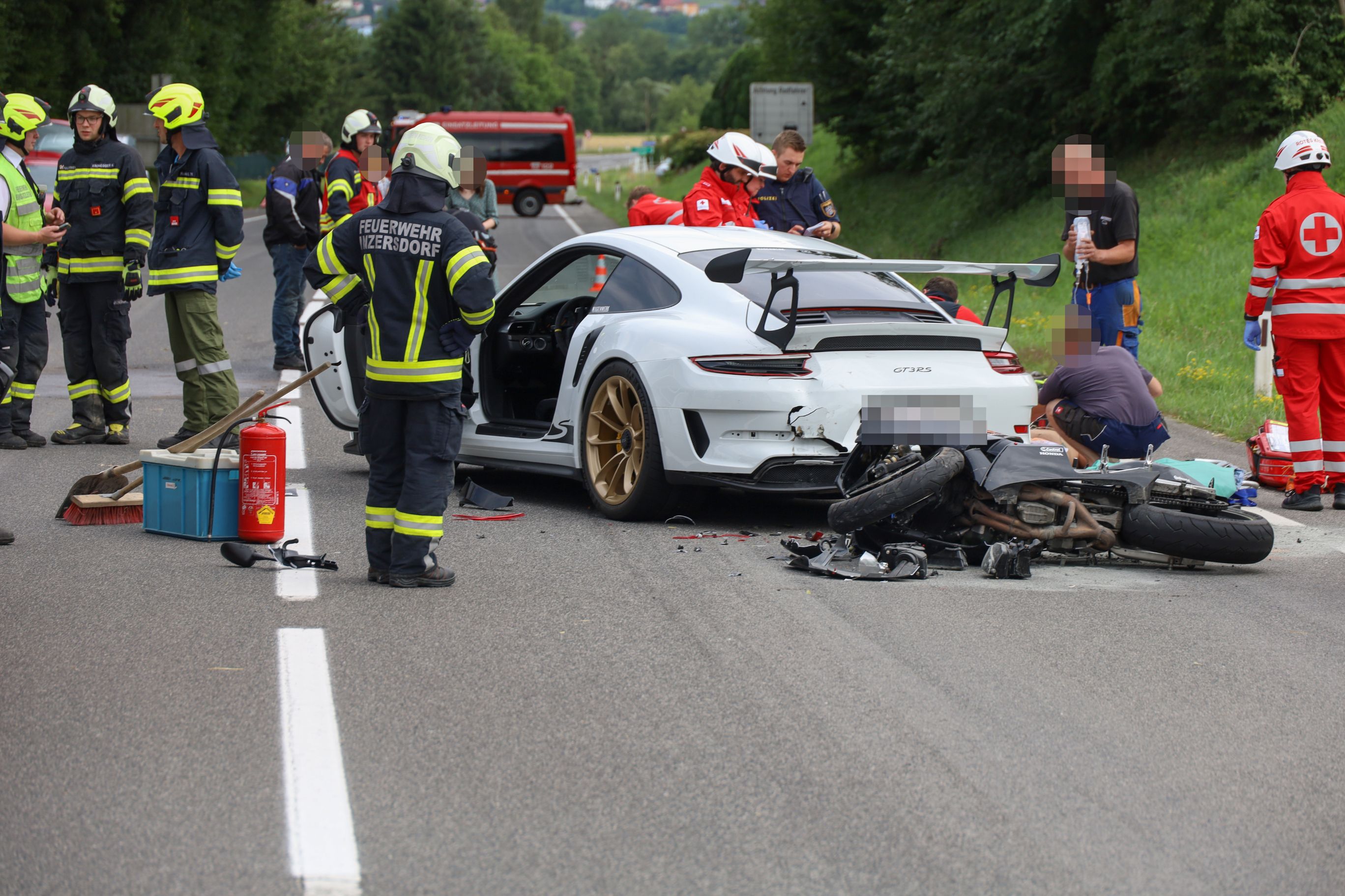 Ein Motorradfahrer krachte ins Heck eines Porsche.