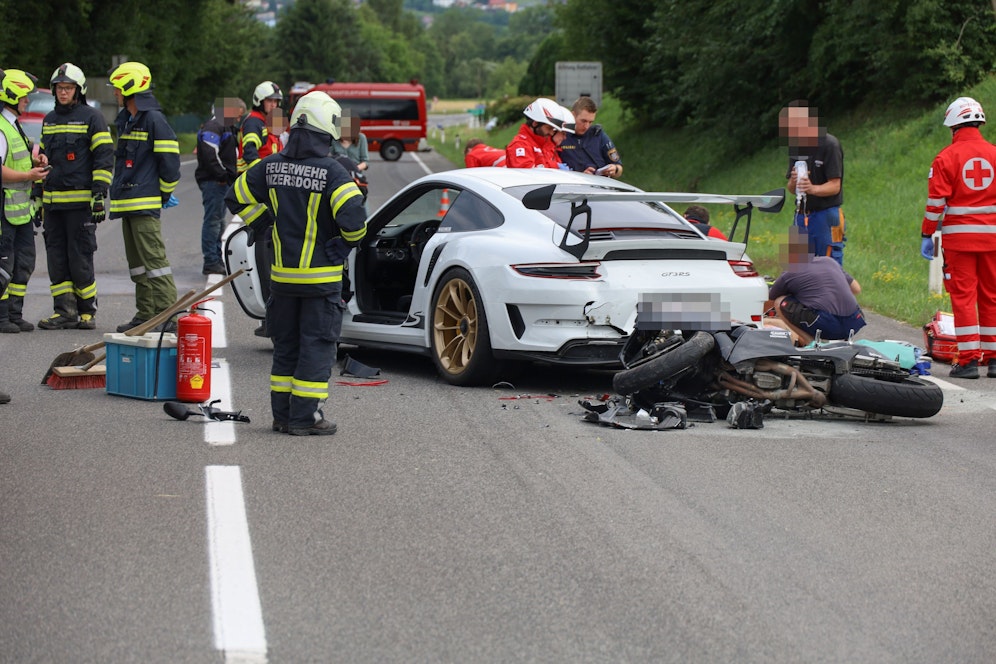 Ein Motorradfahrer krachte ins Heck eines Porsche.