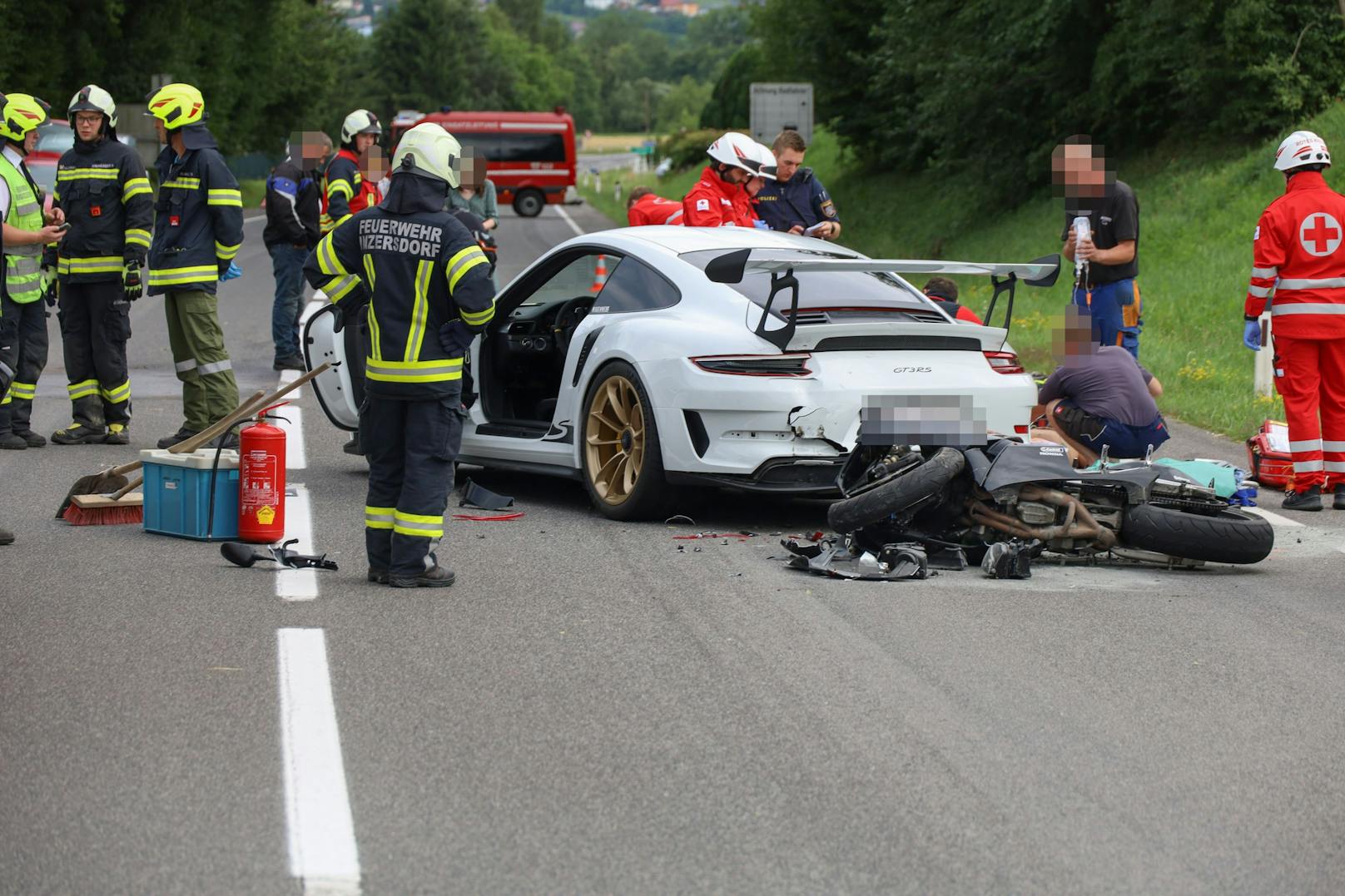 Biker kracht in Luxus-Porsche – Schwerverletzte