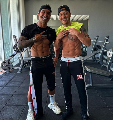 Mesut Özil (r.) und sein Fitnesstrainer. Auf der linken Brust ist das problematische Tattoo zu sehen.