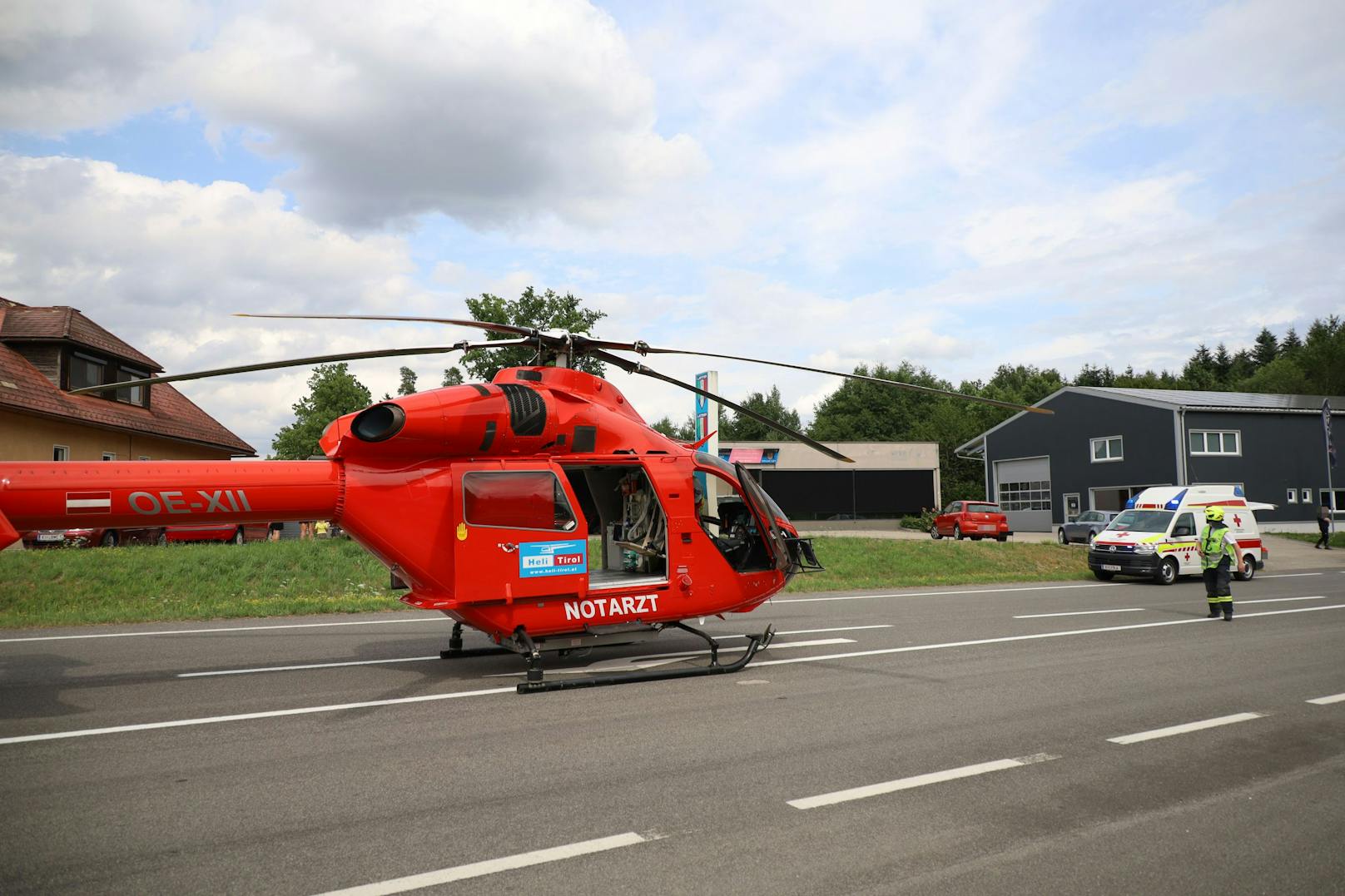 Ein Motorradfahrer krachte ins Heck eines Porsche.