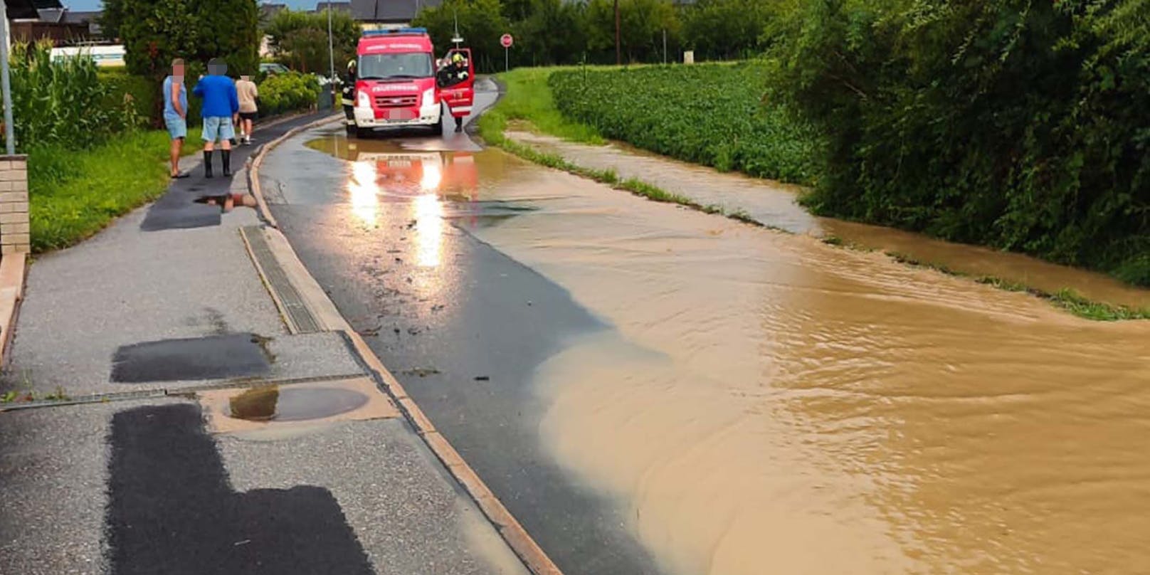 Die Freiwillige Feuerwehr war lange im Einsatz.