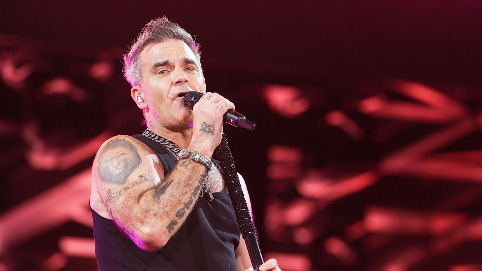Koma! Frau stürzt bei Robbie Williams Konzert