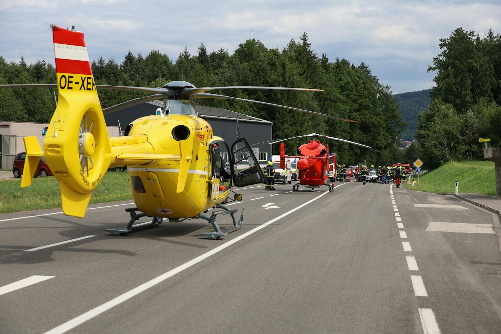 Ein Motorradfahrer krachte ins Heck eines Porsche.