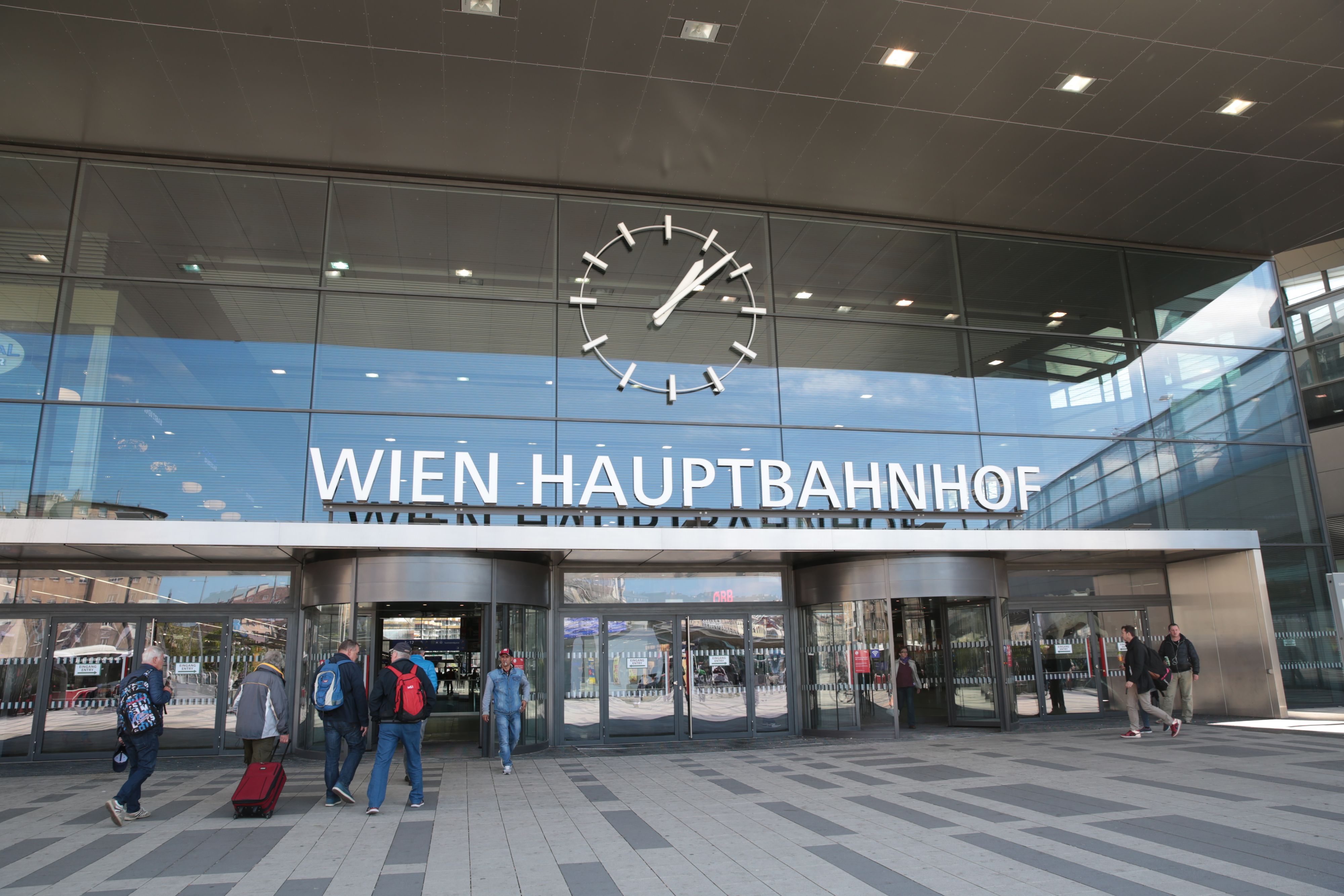 Das dreiste Diebes-Duo vom Wiener Hauptbahnhof ist mit allen Wassern gewaschen.
