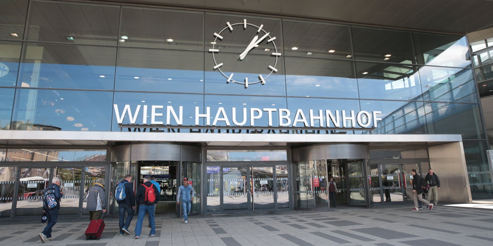 Das dreiste Diebes-Duo vom Wiener Hauptbahnhof ist mit allen Wassern gewaschen.