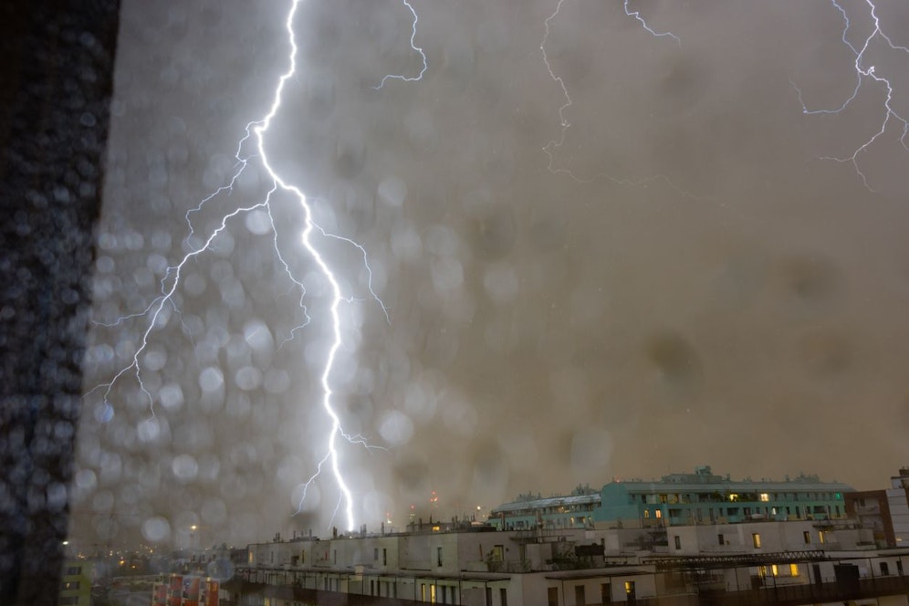 Meteorologen rechnen erneut mit schweren Unwettern in Österreich. Diese können Gewitter, Hagel und orkanartige Böen umfassen. Symbolbild. 