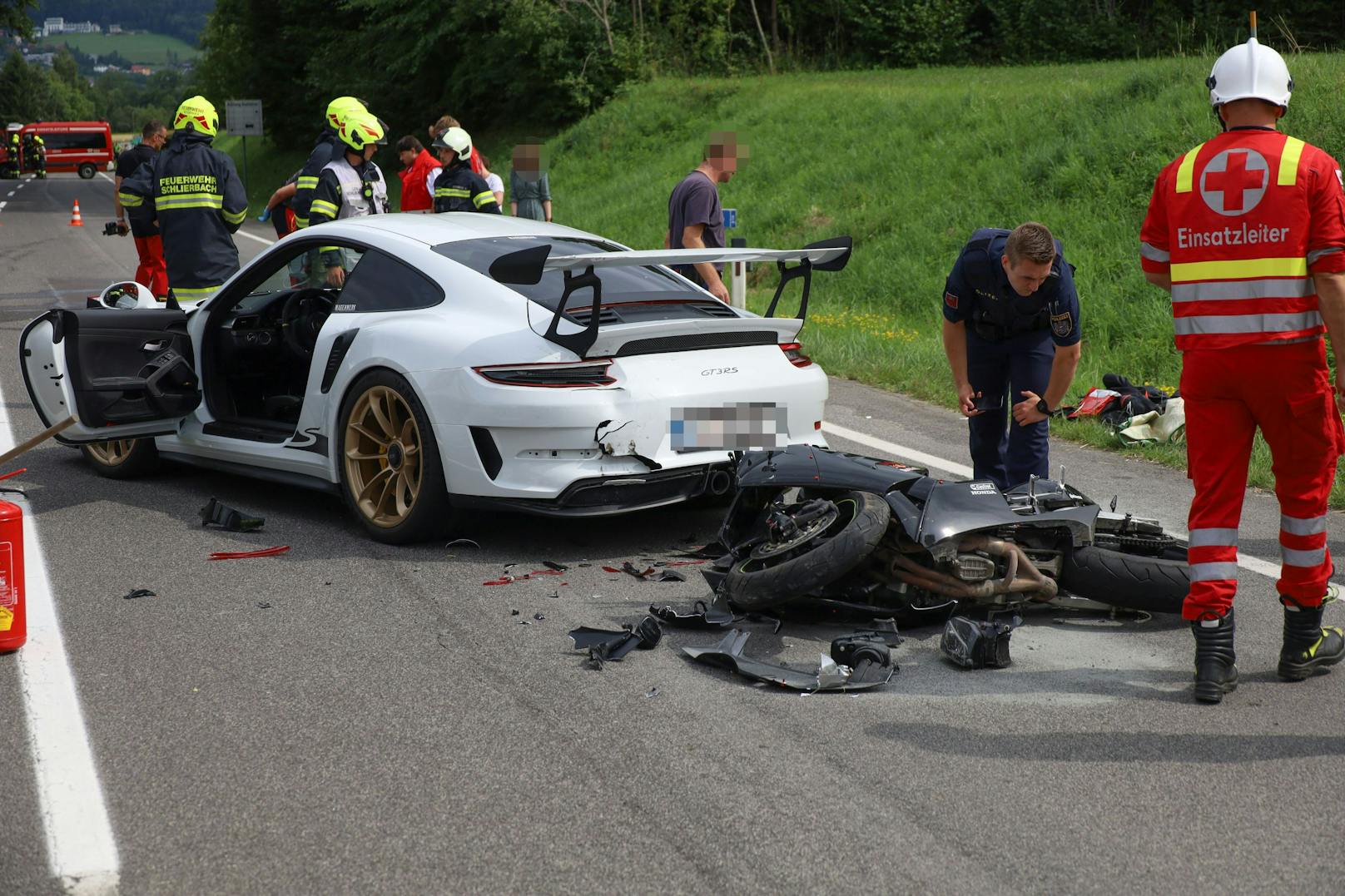 Ein Motorradfahrer krachte ins Heck eines Porsche.