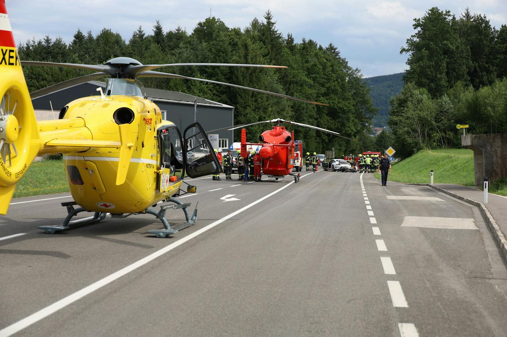 Ein Motorradfahrer krachte ins Heck eines Porsche.