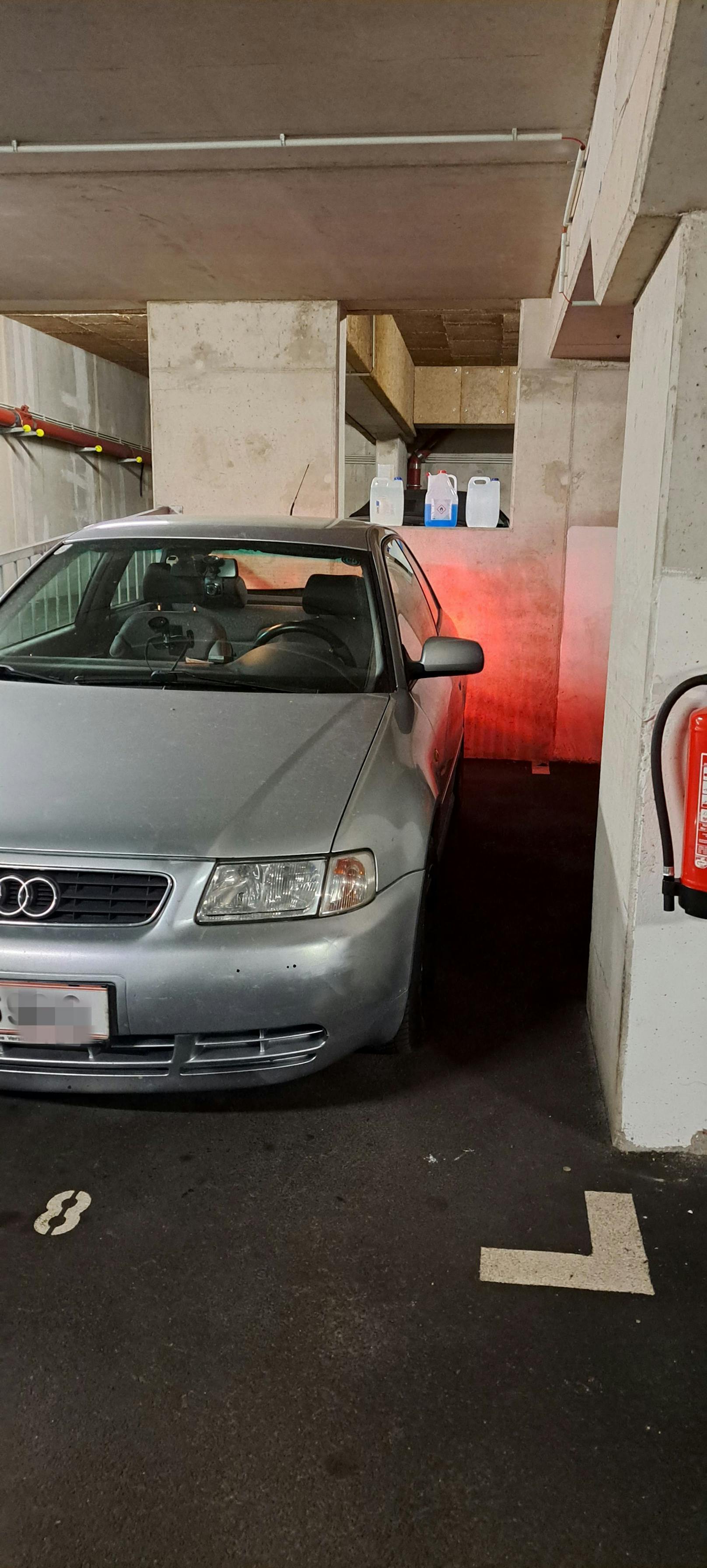 Der Audi A3 ist in einer Tiefgarage geparkt, beim Ausparken sehe man die Bremslichter an der Mauer, so das Argument des 73-Jährigen.