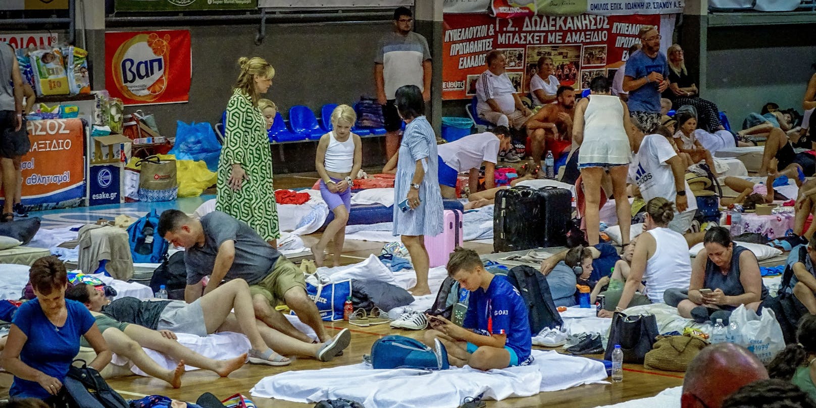 So müssen Rhodos-Urlauber derzeit auf ihren Rückflug warten.