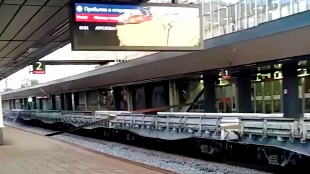 Ein Bahnsteig des Moskauer Bahnhofs Matwejewskaja wurde am 18. Juli 2023 durch einen Güterzug verwüstet.