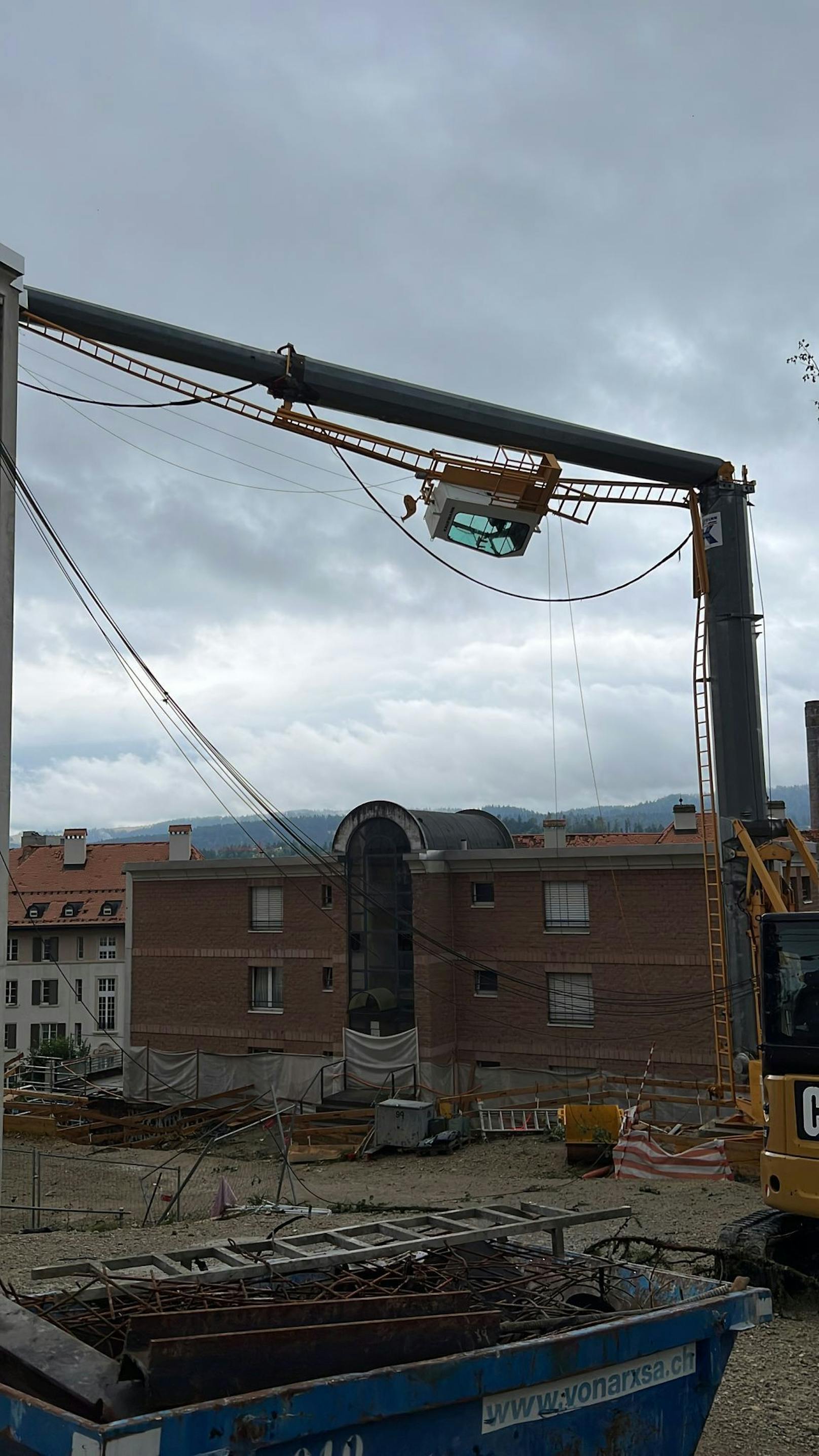 Fotos von News-Scouts des "Heute"-Partnerportals "20 Minuten" zeigen die schweren Schäden nach dem Tornado-Unwetter in der Westschweiz am 24. Juli 2023.