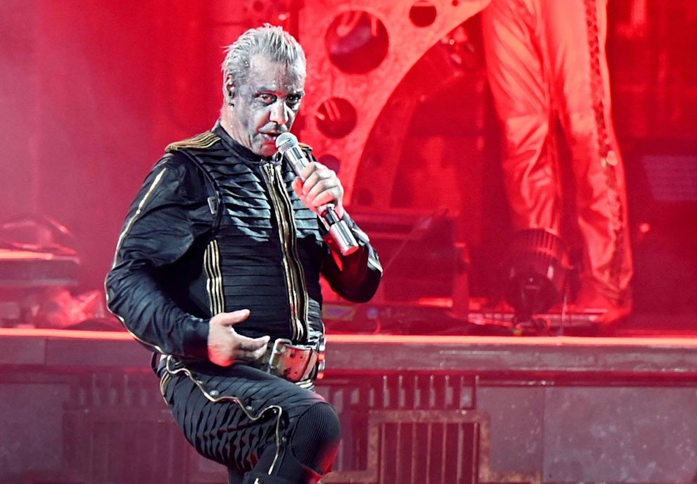 Die Vorwürfe gegen Rammstein-Sänger Till Lindemann reißen nicht ab.
