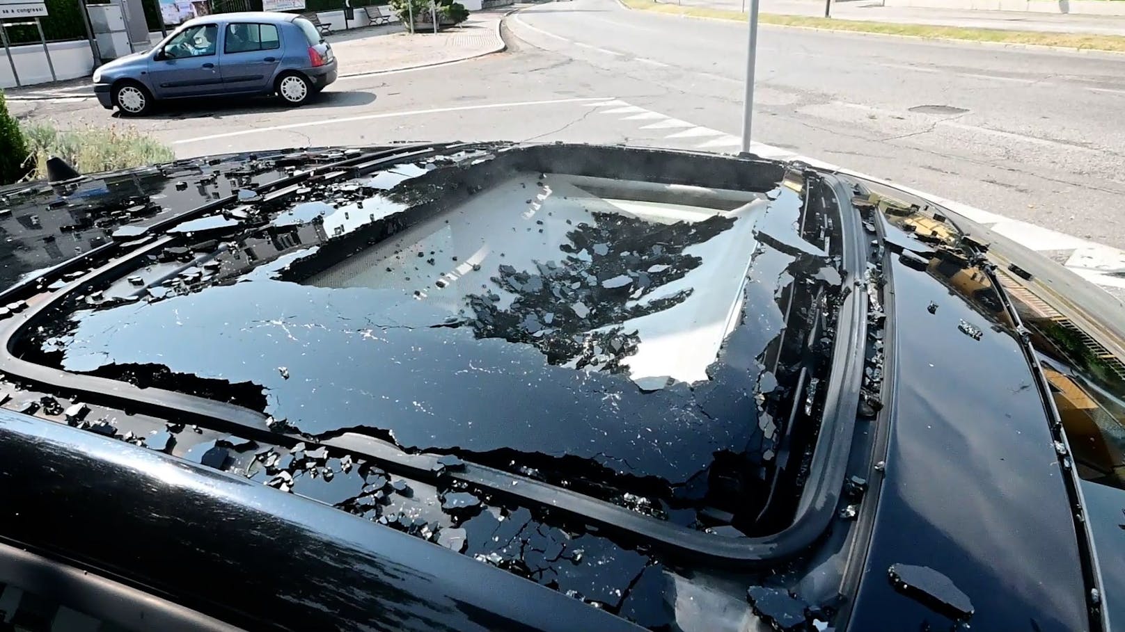 Extremer Hagelsturm in Urlaubsregion: Brutale Schäden in Italien – 10 cm Hagelbrocken zerschlagen Autos und Gebäude 