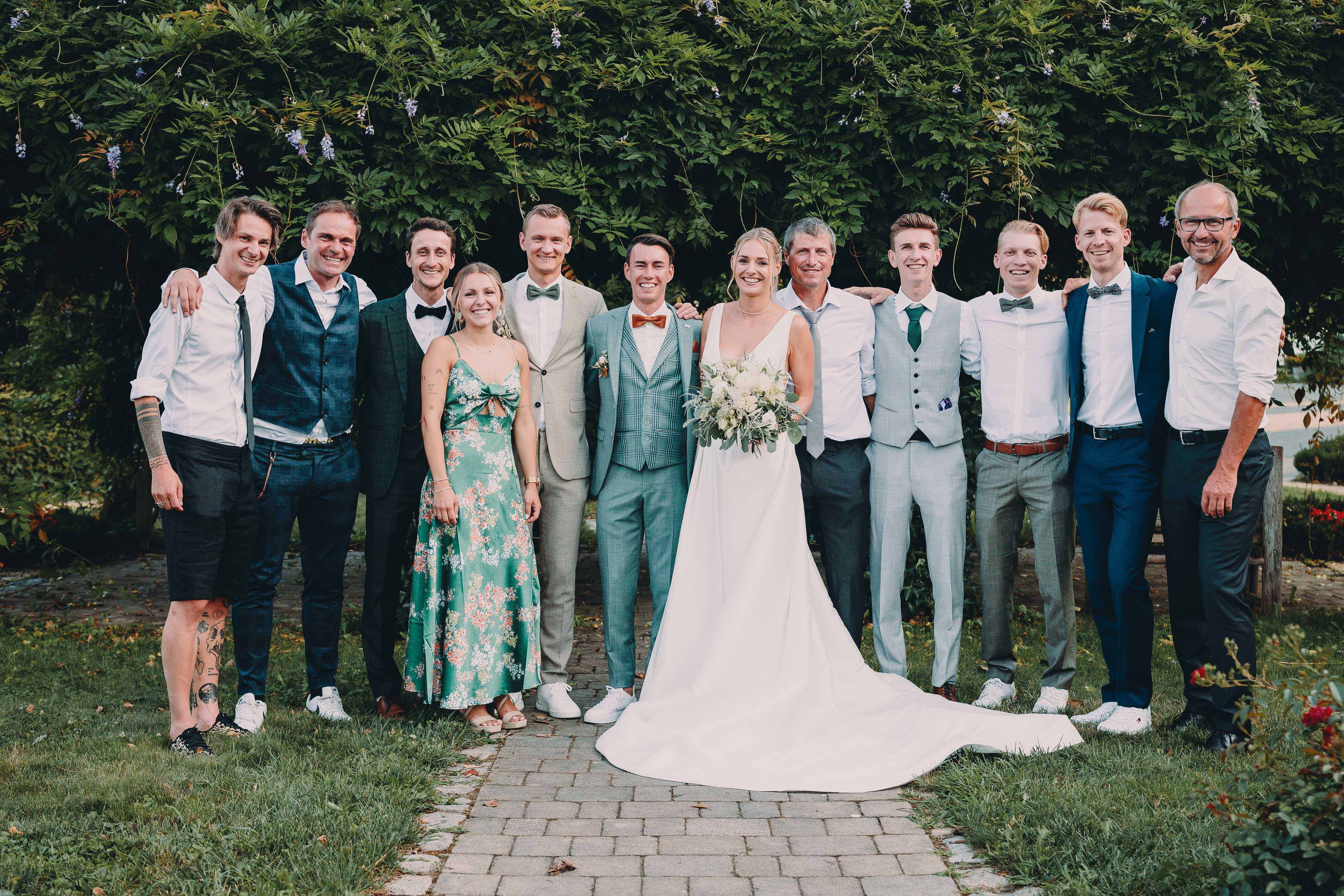 Stefan Kraft und "seine" Marisa feiern ihre Traumhochzeit im Weinschloss Thaller in der Steiermark. Auch die ÖSV-Teamkollegen durften nicht fehlen.