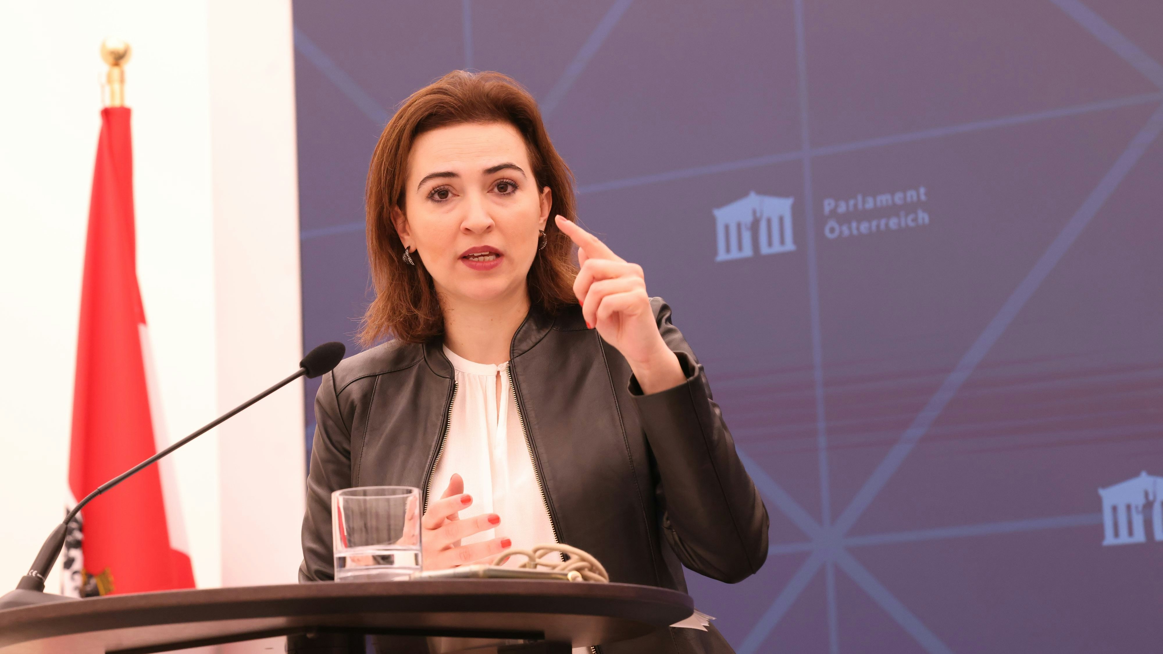  Alma Zadic setzt sich für eine Ausweitung der Fußfessel ein.