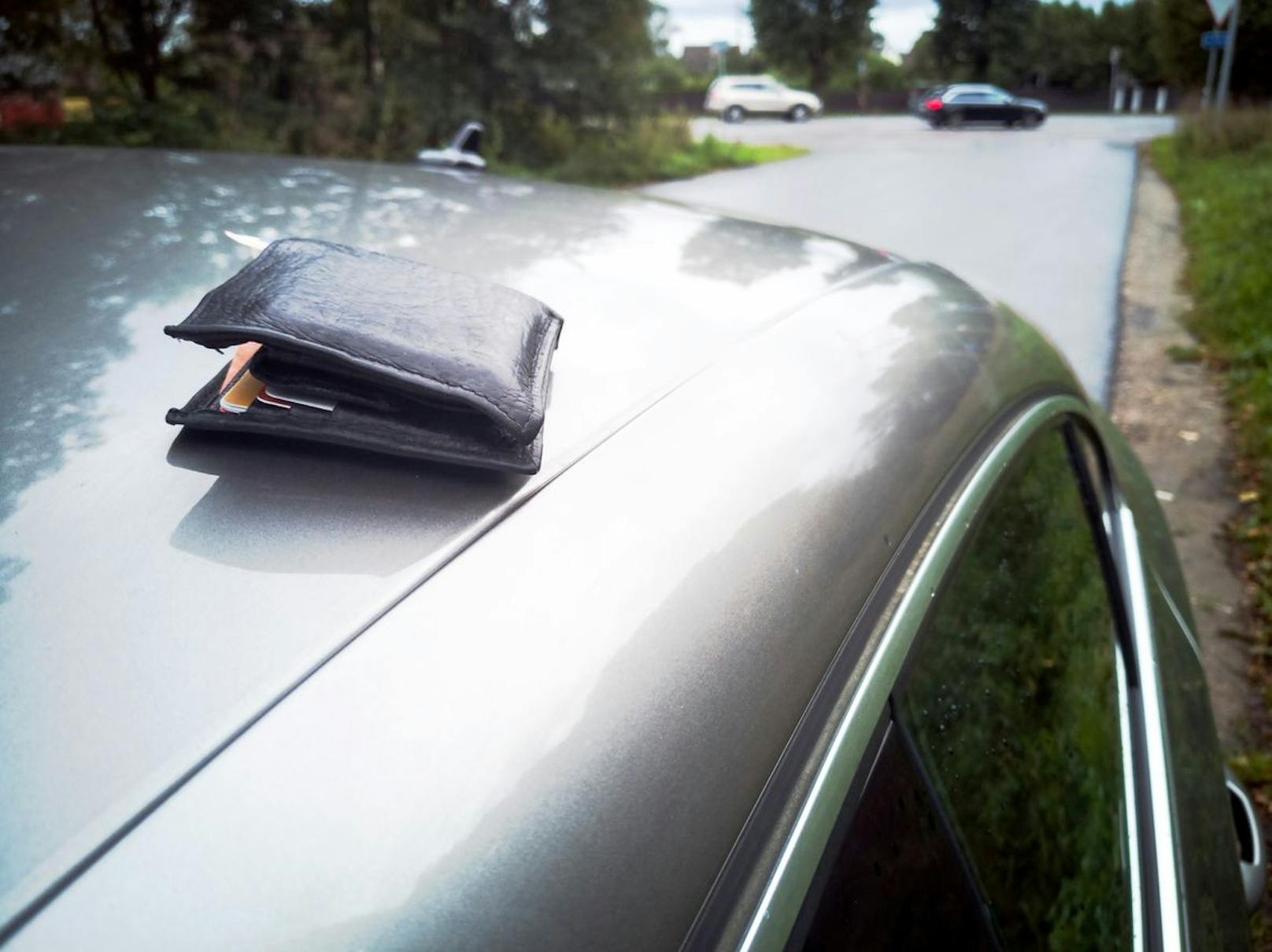 Der 29-Jährige vergaß seine Brieftasche am Autodach – und ist nun einen fünfstelligen Betrag los. Symbolbild. 
