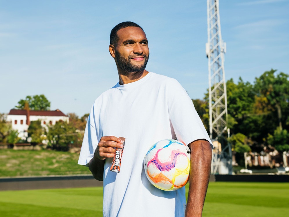 NEOH ist sportlich unterwegs – mit dem deutschen Fußball-Nationalspieler Jonathan Tah haben sie einen überzeugten Investor und Testimonial.