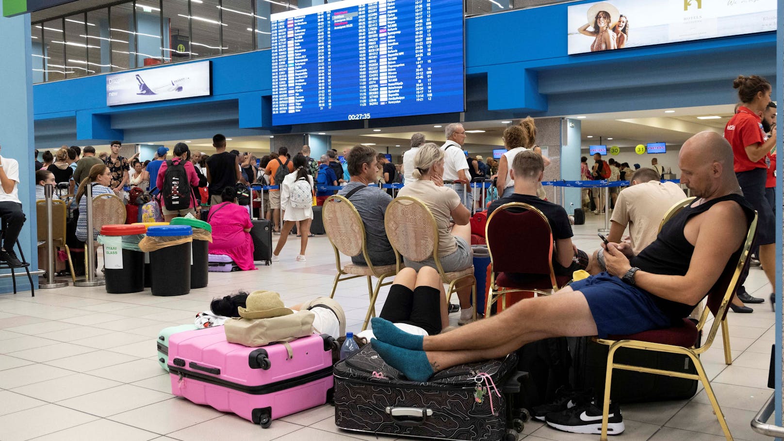 Mitten im Chaos der Evakuierungen wurde eine Familie vom Reiseveranstalter im Stich gelassen, musste sich selbst um einen Rückflug kümmern.