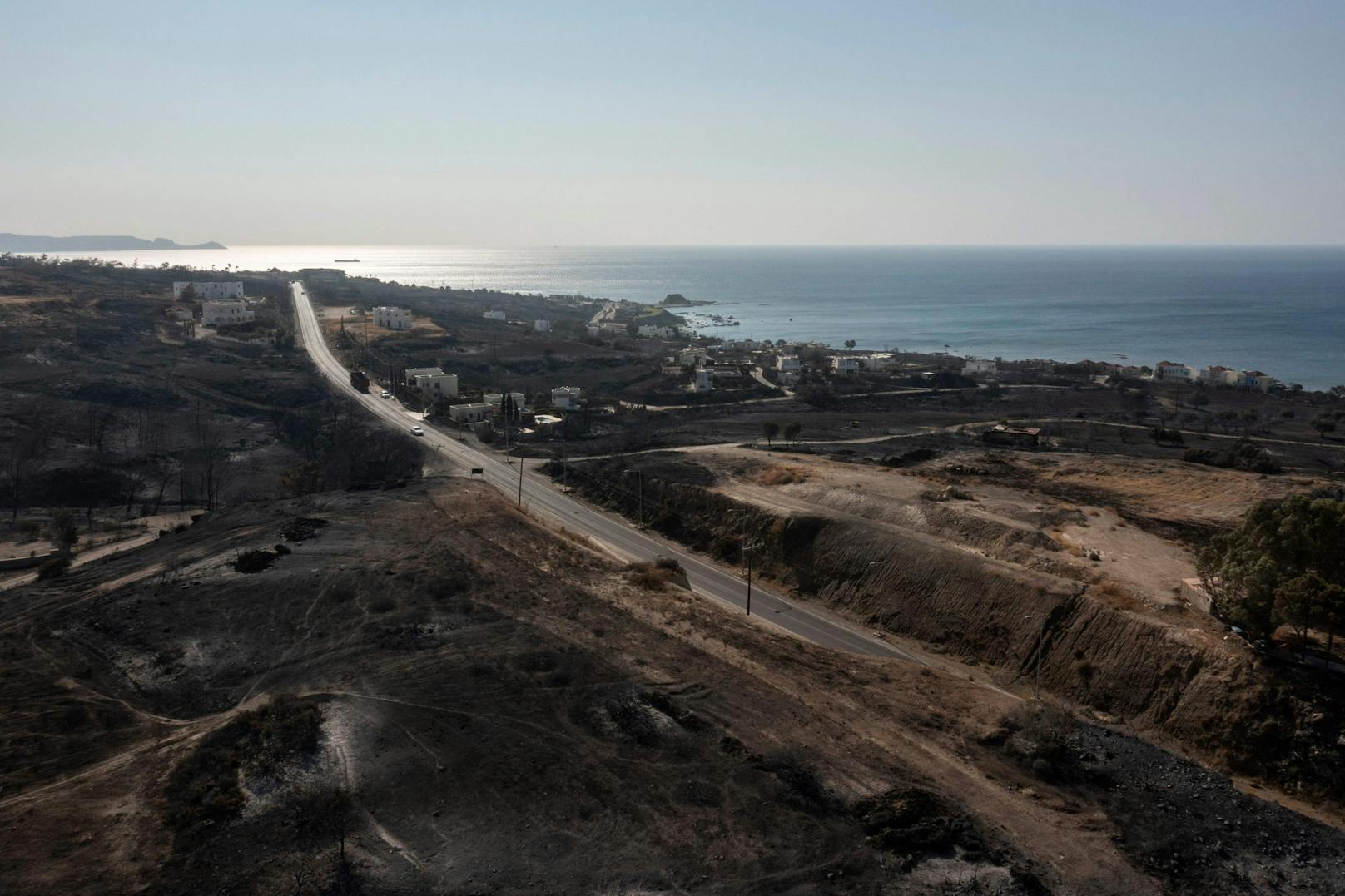 Luftaufnahmen vom 24. Juli 2023 zeigen die Zerstörung in Kiotari auf Rhodos nachdem Waldbrände durch den Küstenort gefegt sind.