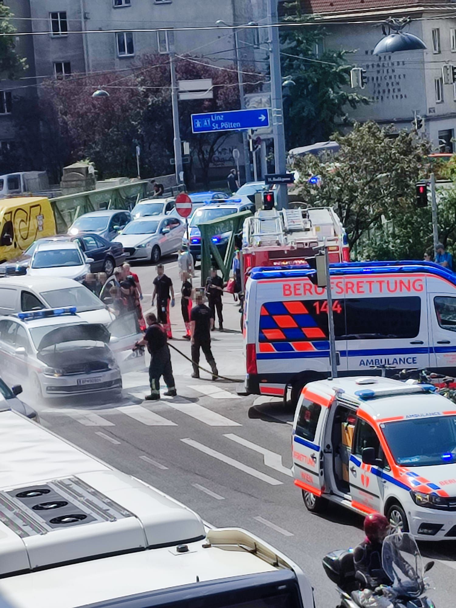 Der Streifenwagen fing an zu brennen. Auch die Berufsrettung und die Berufsfeuerwehr waren im Einsatz.