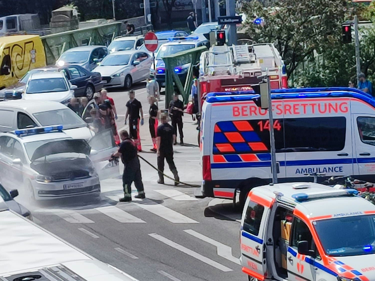 Der Streifenwagen fing an zu brennen. Auch die Berufsrettung und die Berufsfeuerwehr waren ebenfalls im Einsatz