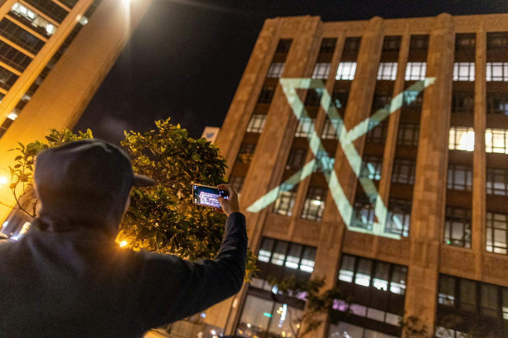 Das neue Logo ist bereits auf der Fassade des Twitter-Headquarters in San Francisco zu sehen.