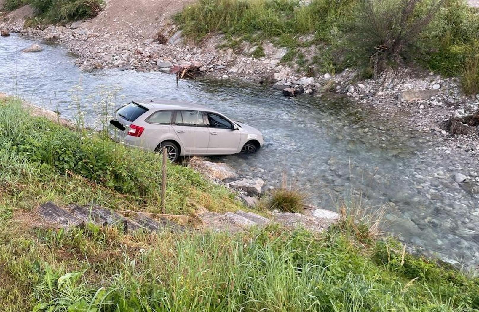 Alko-Lenker (27) landet mit Auto in Fluss