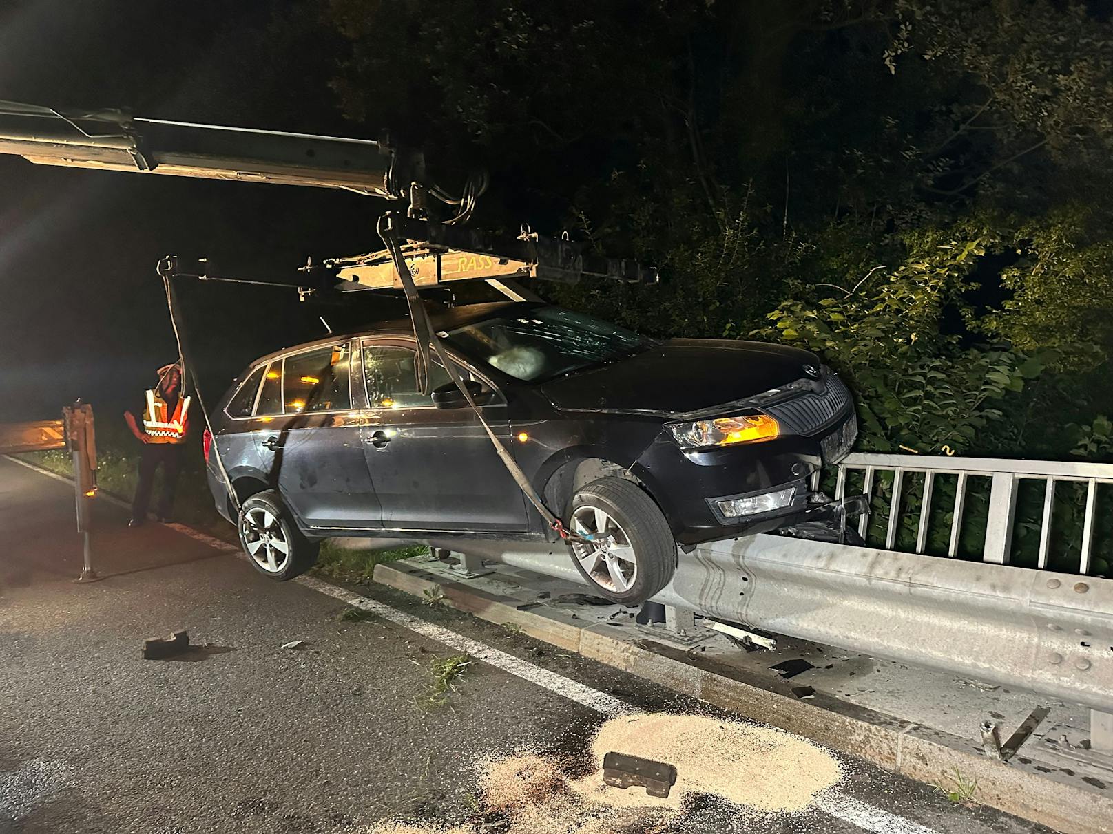 Eine Autofahrerin geriet aufgrund eines Sekundenschlafes auf der B170 auf die Gegenfahrbahn. Dabei kam sie von der Fahrbahn ab und fuhr auf eine ansteigende Leitschiene oberhalb einer Brücke.