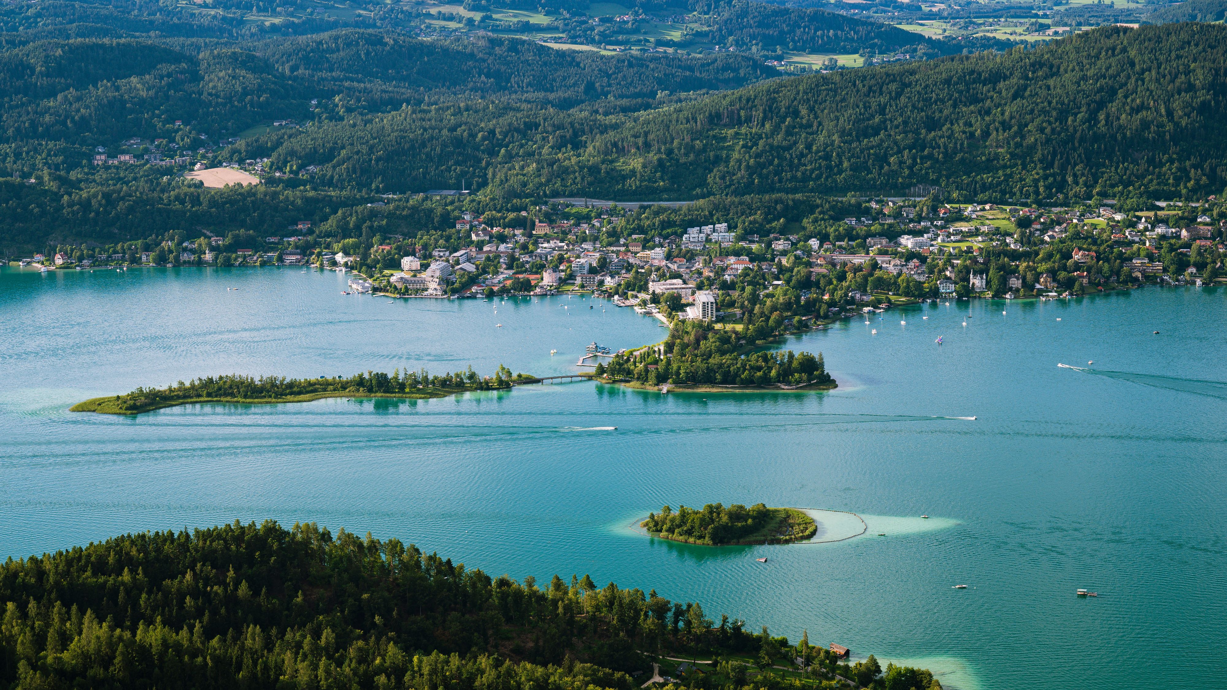 Tragischer Vorfall im Wörthersee bei Pörtschach: Eine 68-Jährige starb eines natürlichen Todes. 