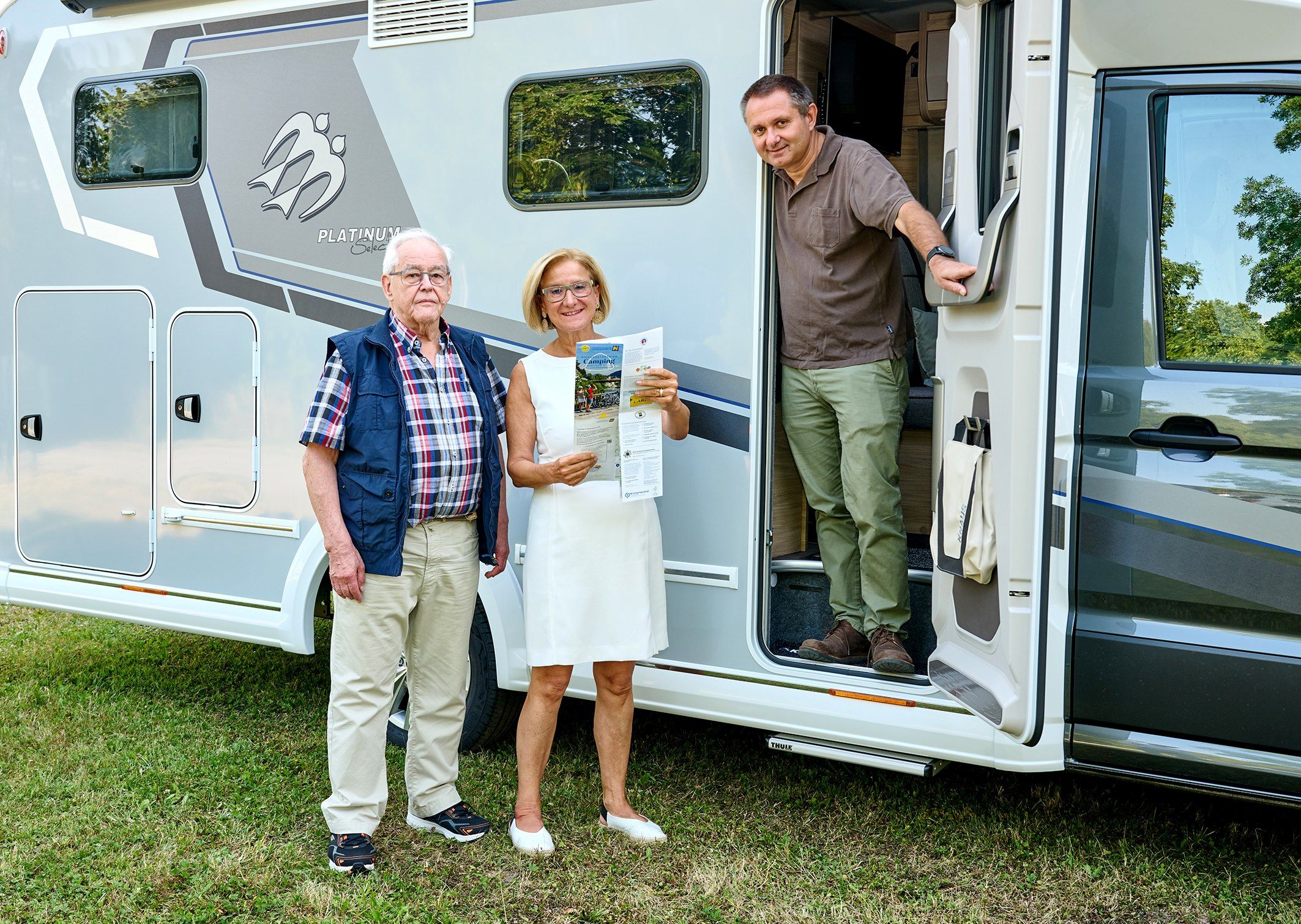 Landeshauptfrau Johanna Mikl-Leitner und Andreas Purt, Geschäftsführer von Mostviertel Tourismus im Gespräch mit Karl Heinz Kaiser, Branchensprecher bei der Wirtschaftskammer Niederösterreich und Obmann des Verbands der Campingwirtschaft Niederösterreich überzeugt.