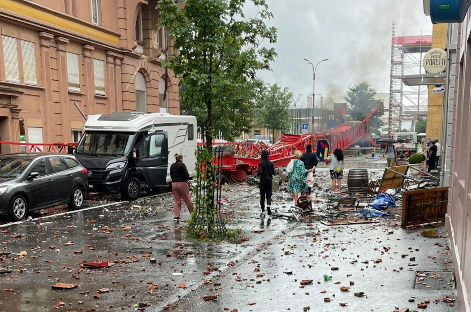 Fotos von News-Scouts des "Heute"-Partnerportals "20 Minuten" zeigen die schweren Schäden nach dem Tornado-Unwetter in der Westschweiz am 24. Juli 2023.