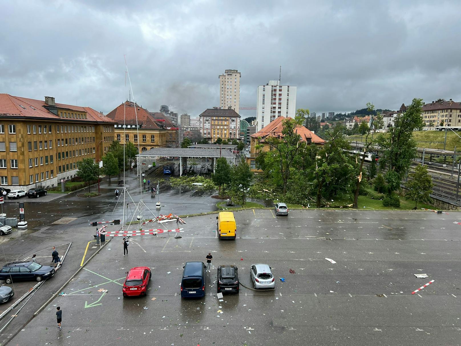 Fotos von News-Scouts des "Heute"-Partnerportals "20 Minuten" zeigen die schweren Schäden nach dem Tornado-Unwetter in der Westschweiz am 24. Juli 2023.