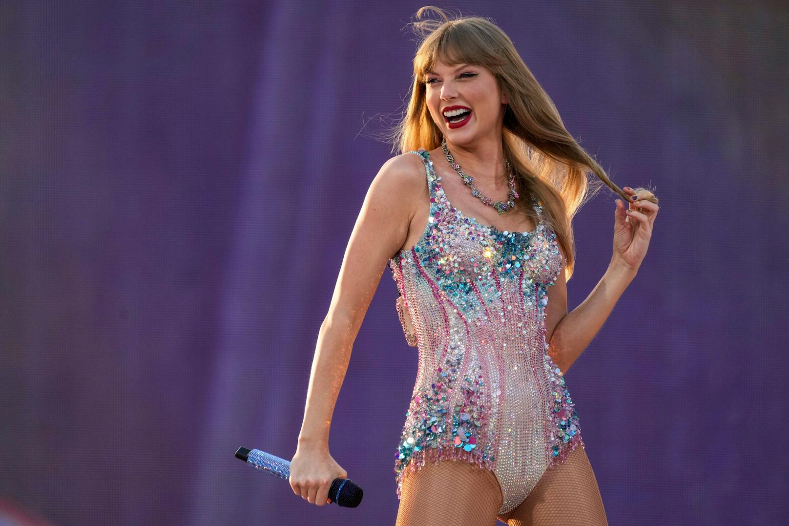 Taylor Swift bricht vor Fans in Gelächter aus