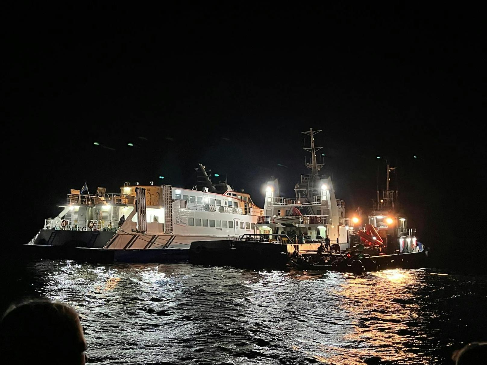 3.000 Urlauber wurden vom Strand abgeholt und auf ein Militärschiff gebracht.