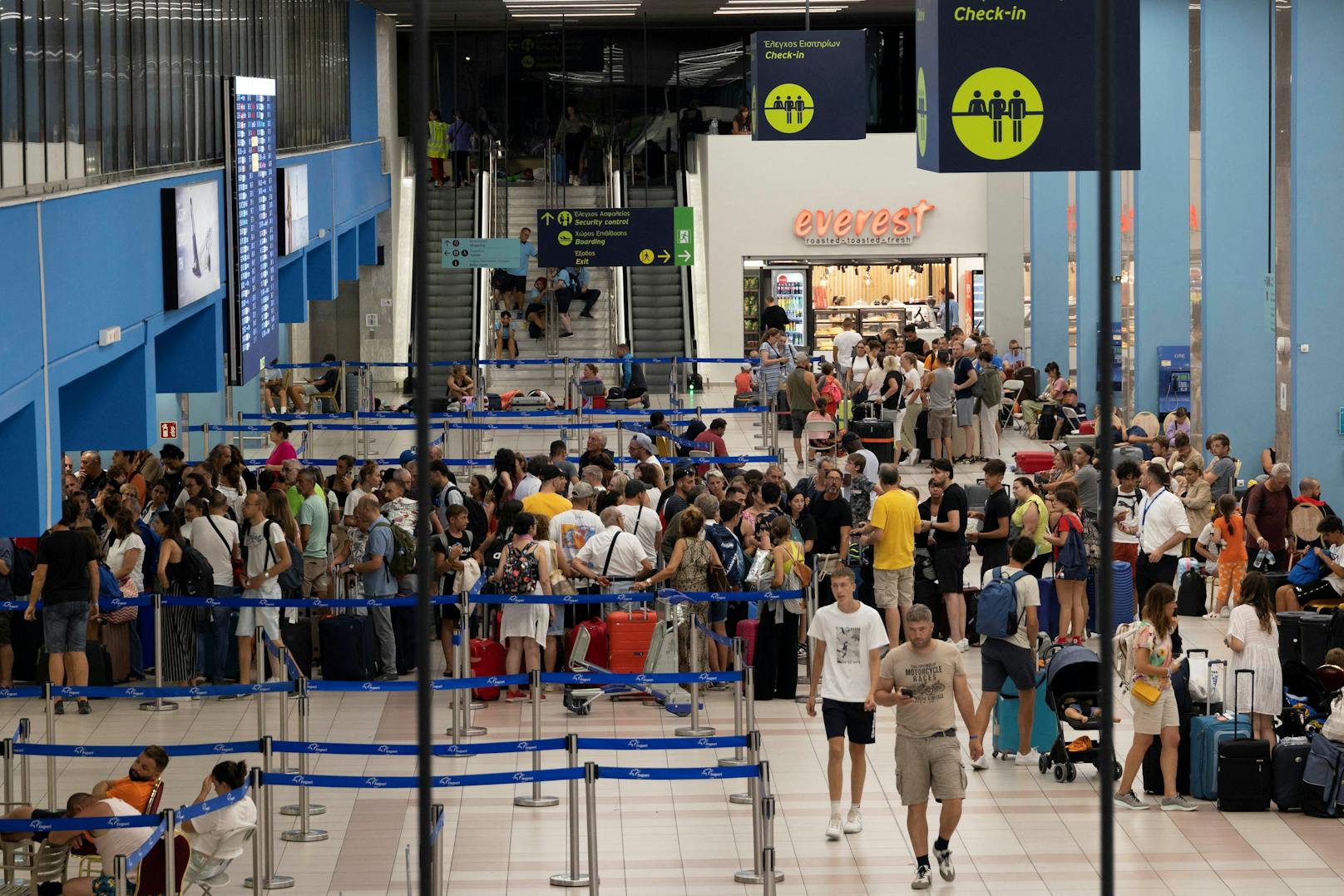 Hunderte Touristen sind nach der Flucht vor den Waldbränden auf der Insel Rhodos auf dem Flughafen gestrandet. Alle Flüge und Zimmer von und auf der Insel sind ausgebucht. (24. Juli 2023)