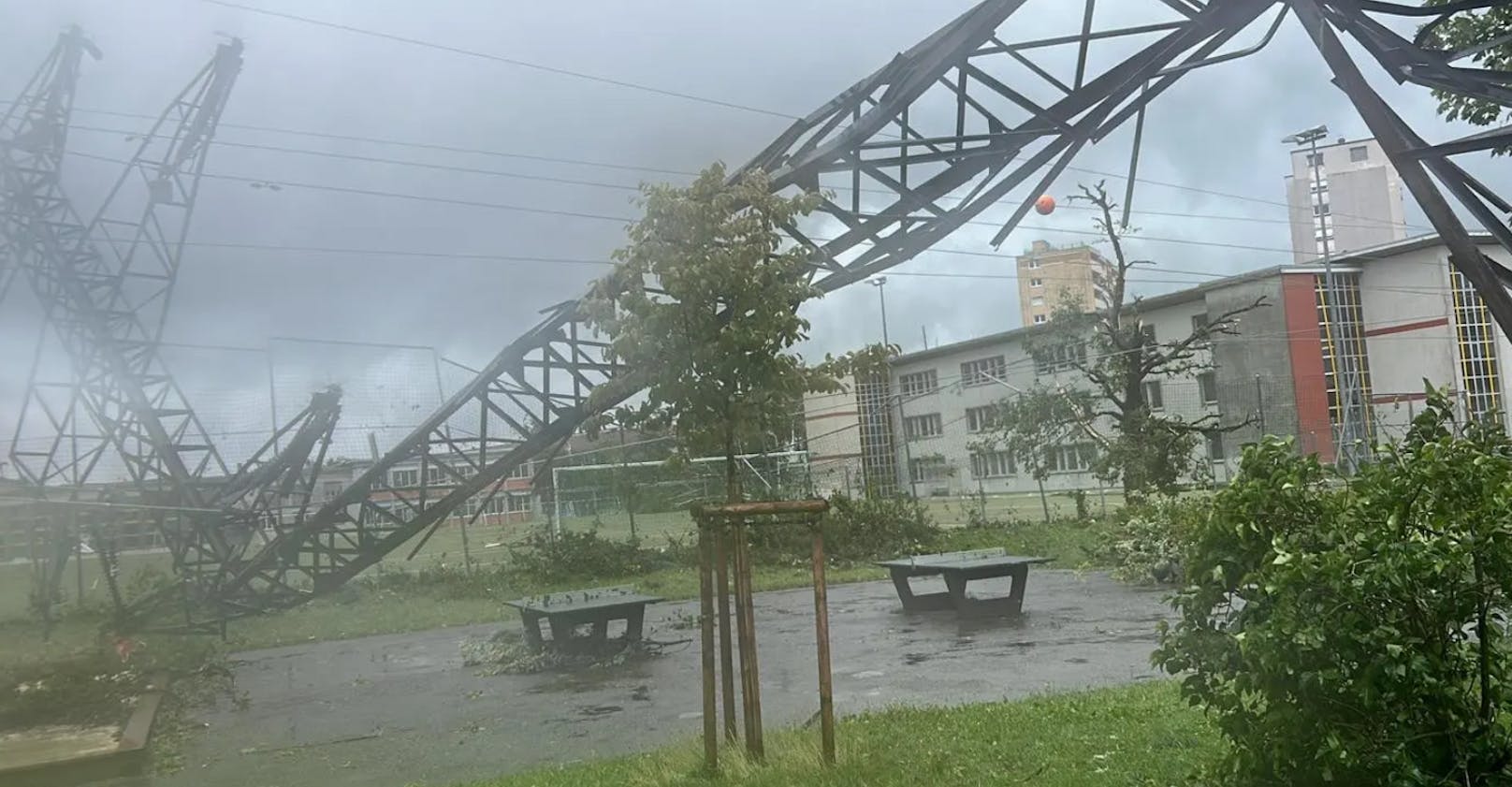 Fotos von News-Scouts des "Heute"-Partnerportals "20 Minuten" zeigen die schweren Schäden nach dem Tornado-Unwetter in der Westschweiz am 24. Juli 2023.