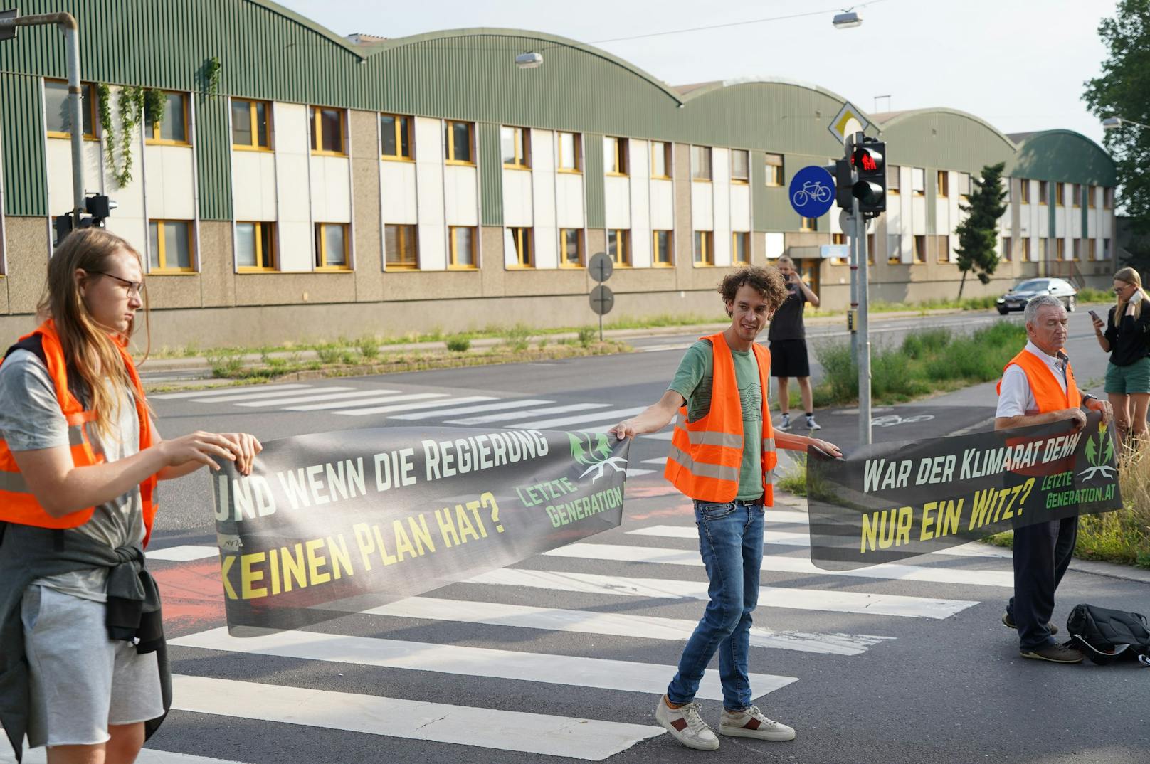 Bilder des Straßenprotests der Letzten Generation in Linz am 24. Juli 2023.