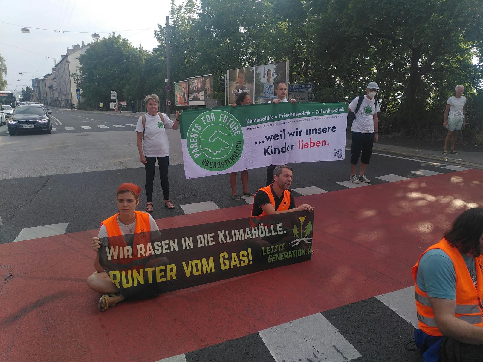 Bilder des Straßenprotests der Letzten Generation in Linz am 24. Juli 2023.