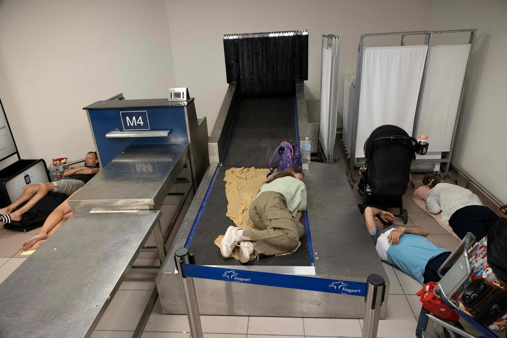 Hunderte Touristen sind nach der Flucht vor den Waldbränden auf der Insel Rhodos auf dem Flughafen gestrandet. Alle Flüge und Zimmer von und auf der Insel sind ausgebucht. (24. Juli 2023)