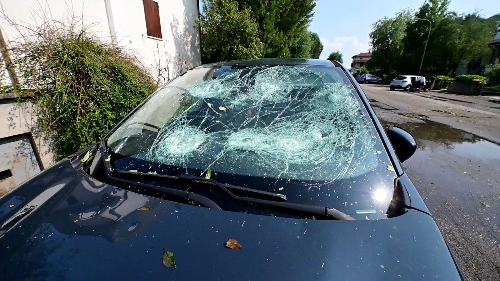 Extremer Hagelsturm in Urlaubsregion: Brutale Schäden in Italien – 10 cm Hagelbrocken zerschlagen Autos und Gebäude 