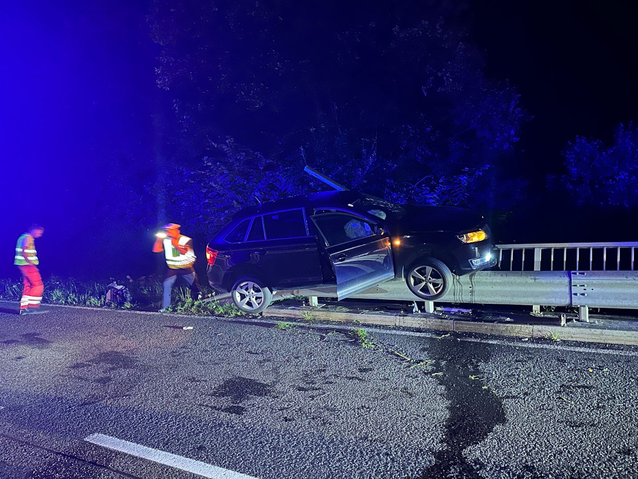 Heute.at - Autofahrerin schläft ein – Eisenpfahl durchbohrt Scheibe