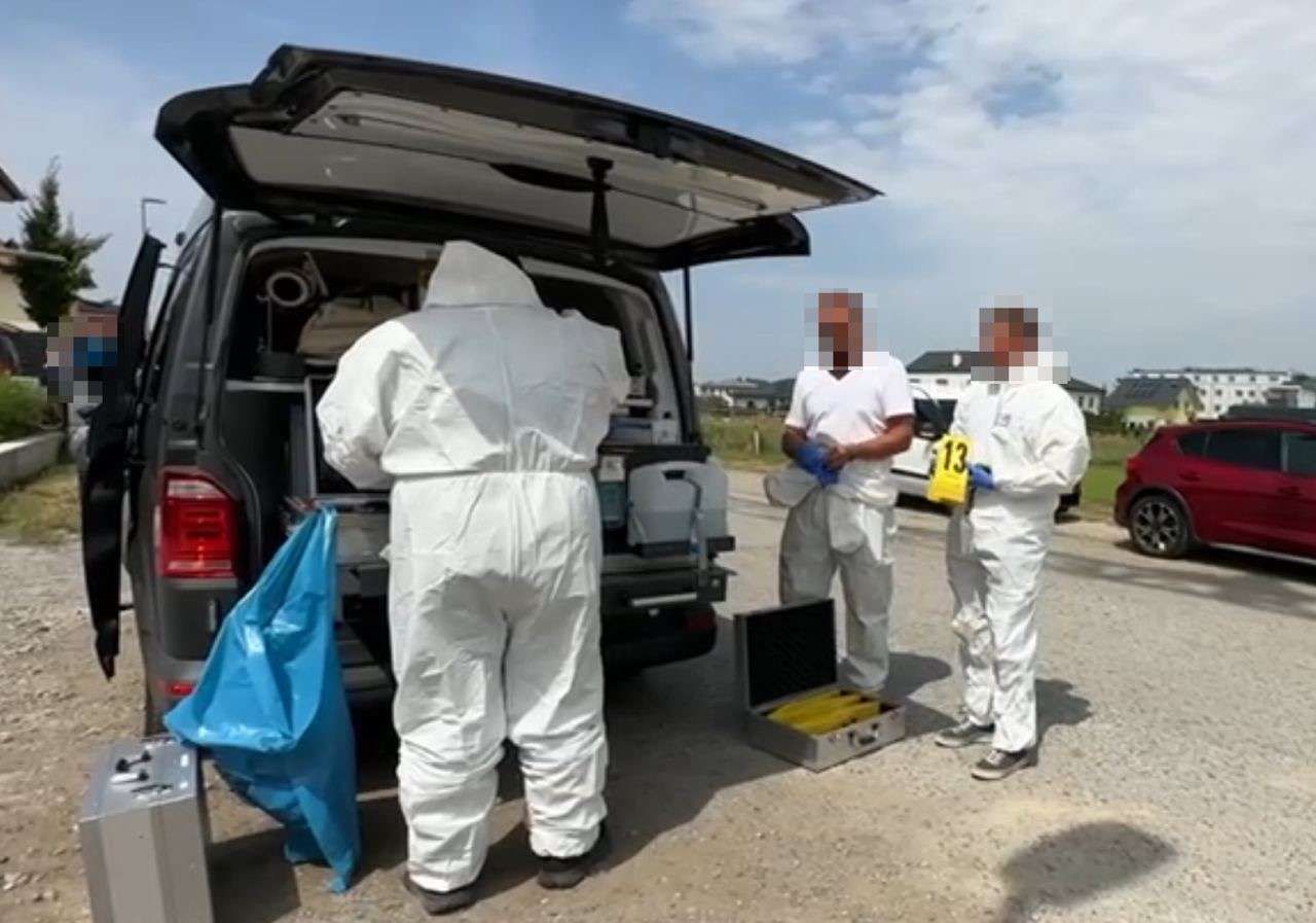 Absdorf: Ermittler bei der Tatortarbeit