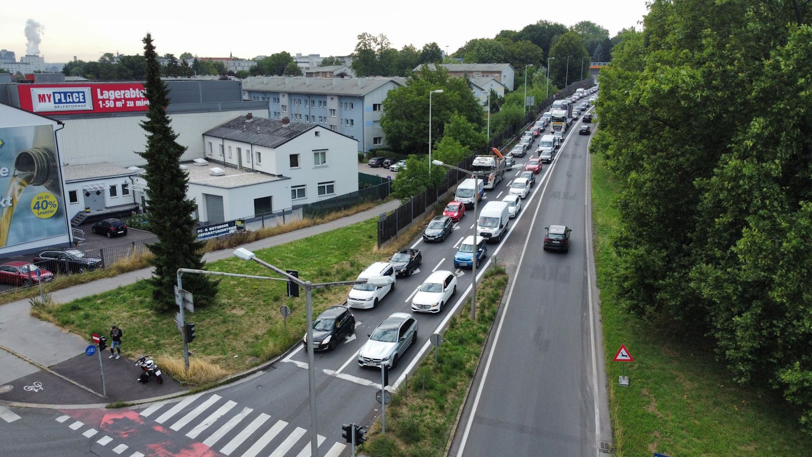 Am Montag blockierten Klimakleber den Frühverkehr in Linz. Lange Staus waren die Folge.