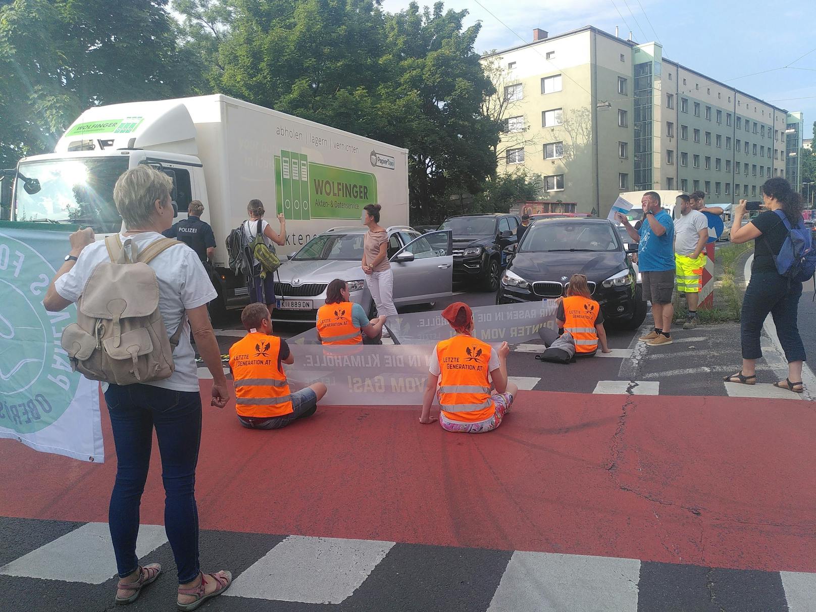 Bilder des Straßenprotests der Letzten Generation in Linz am 24. Juli 2023.