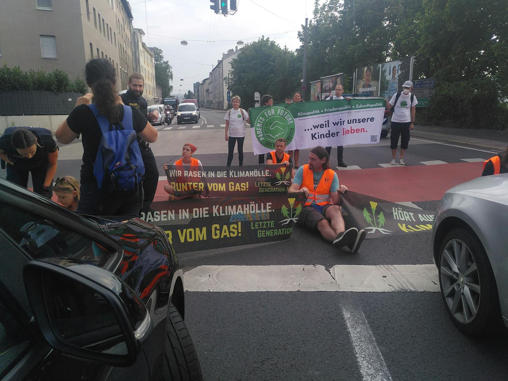 Bilder des Straßenprotests der Letzten Generation in Linz am 24. Juli 2023.