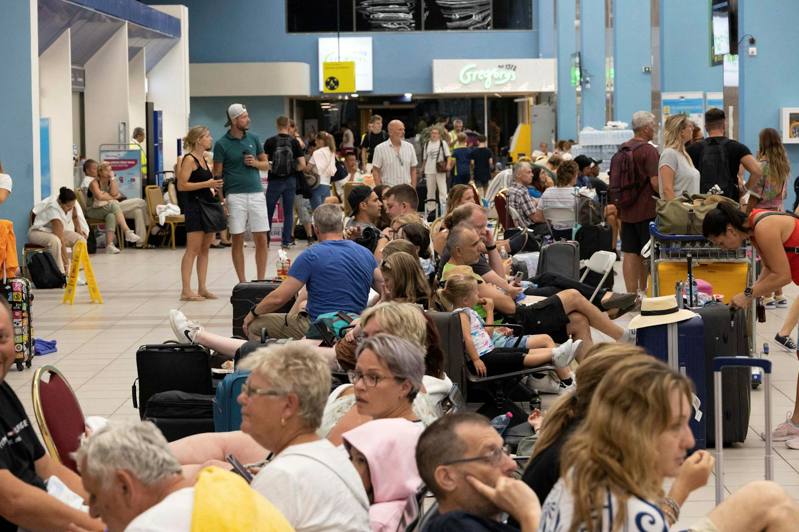 Hunderte Touristen sind nach der Flucht vor den Waldbränden auf der Insel Rhodos auf dem Flughafen gestrandet. Alle Flüge und Zimmer von und auf der Insel sind ausgebucht. (24. Juli 2023)
