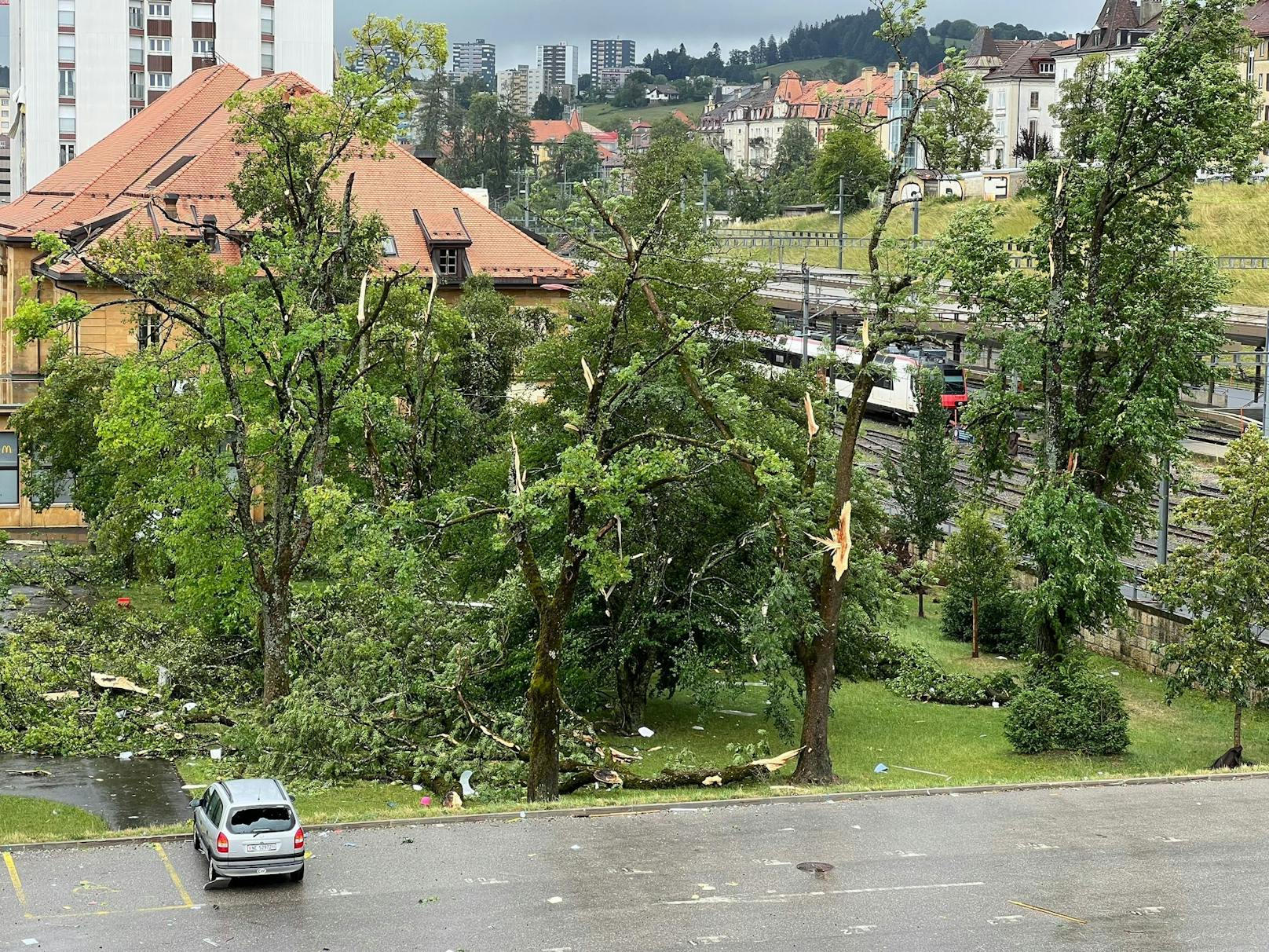 Fotos von News-Scouts des "Heute"-Partnerportals "20 Minuten" zeigen die schweren Schäden nach dem Tornado-Unwetter in der Westschweiz am 24. Juli 2023.