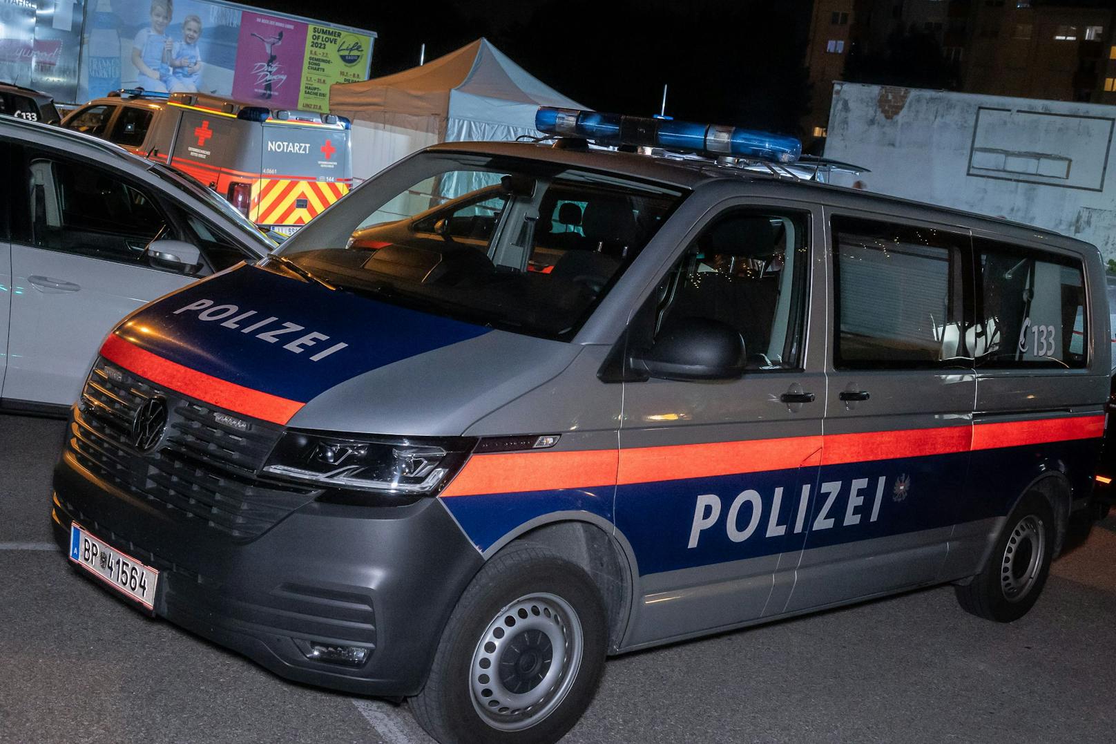 In der Nähe von Linz wurde in einem Auto eine Frauenleiche gefunden.